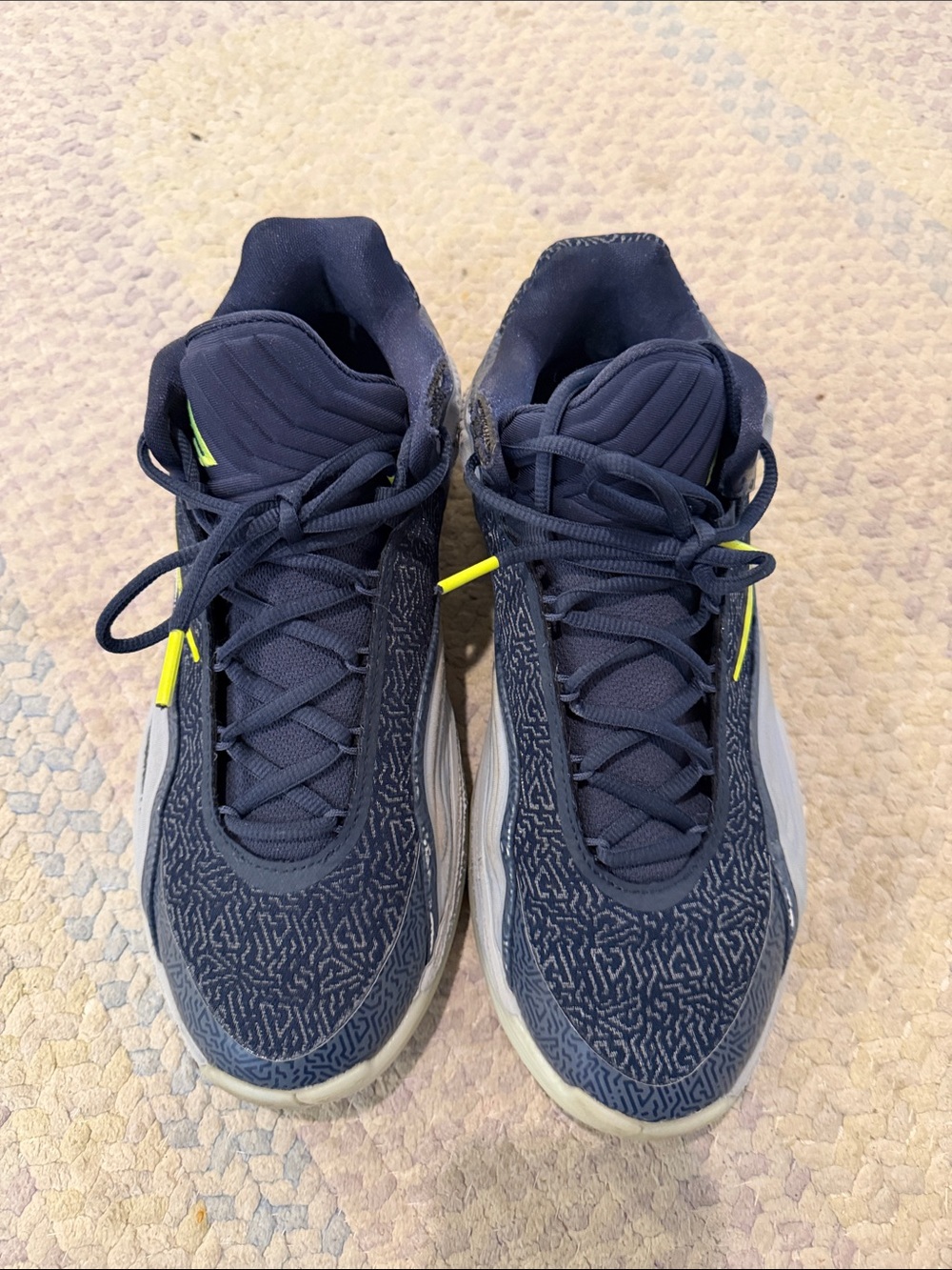 Nike Sz 9 Basketball Shoes